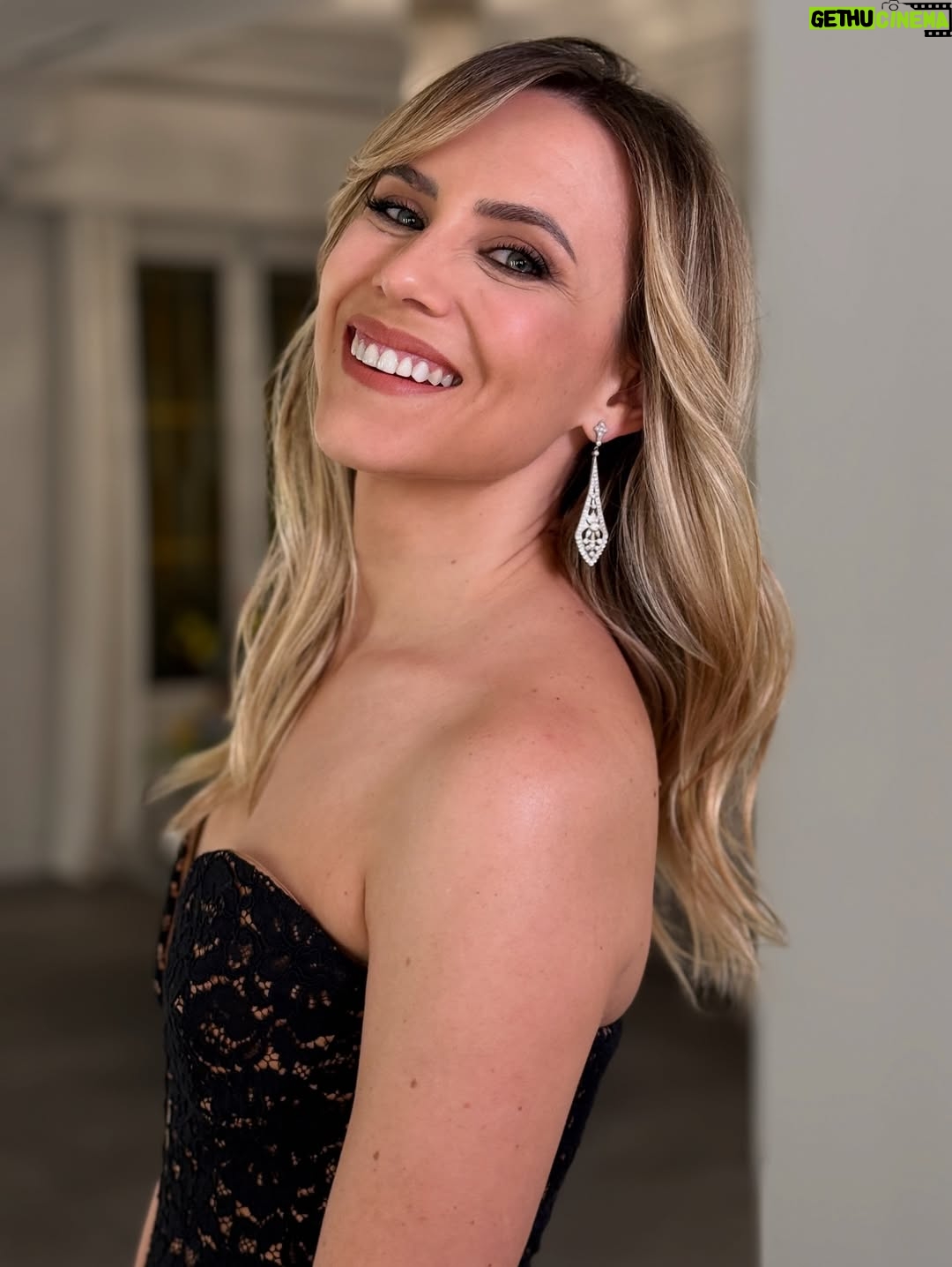Aura Garrido - 8.4K Likes - El martes me hizo muchísima ilusión entregar el premio @instylespain a Mejor Pareja Profesional a @pantomimafull. Al contrario que en Entrepreneurs, son los mejores jefes que se puede tener.
Un poco los mejores y ya. Lo que se ponga después da igual.

Tengo solo una foto con ellos y salgo como si me hubieran aplastado la cara contra el asfalto, así que cuelgo estas porque @gabriel_llano y @cindyfigueroa_official me pusieron de princesa, y en este Madrid londinense me dio bastante subidón.

Ojalá mil proyectos más con vosotros.