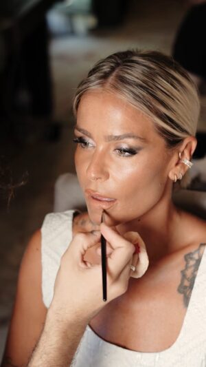 Áurea Instagram - GRWM para a antestreia do filme "Lugar dos Sonhos"! 
Estreou ontem nos cinemas, já foram ver?😍🫰🏼

@olugardossonhos_filme
@cinemate_productions

Estilista @ssancho.atelier 
Styling @k_carolyna 
Jóias @unike_jewellery 
Makeup @clarinsportugal by @iamfredyboy
Hotel @turimhotels 
Vídeo @martxicapelagio
