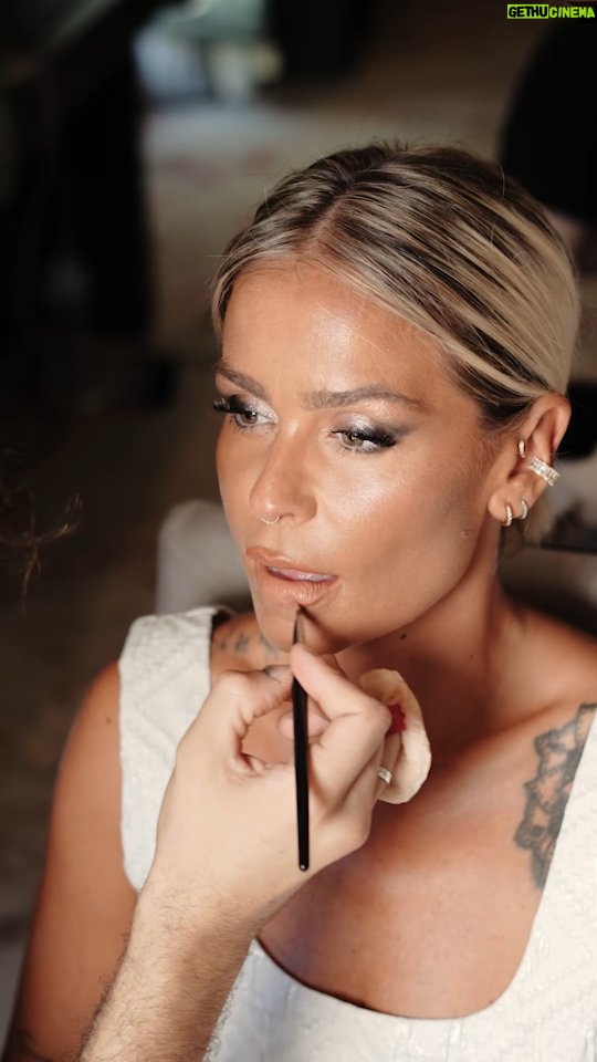 Áurea - 6K Likes - GRWM para a antestreia do filme "Lugar dos Sonhos"! 
Estreou ontem nos cinemas, já foram ver?😍🫰🏼

@olugardossonhos_filme
@cinemate_productions

Estilista @ssancho.atelier 
Styling @k_carolyna 
Jóias @unike_jewellery 
Makeup @clarinsportugal by @iamfredyboy
Hotel @turimhotels 
Vídeo @martxicapelagio