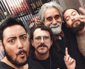 Aurora Leone Instagram - Oggi non perdiamo solo un maestro. Oggi perdiamo un amico, un compagno di giochi, un artista incredibile. Peppe ci ha insegnato tanto con i suoi mille aneddoti, lui che più di tutti di imparare cose nuove non voleva mai smettere, con la stessa passione e rispetto di un ragazzino curioso che si lancia in nuove avventure. Ogni volta, come la prima volta. Non ci sono parole per esprimere il vuoto che lascia. Ma ci teniamo a trovarne qualcuna, in questo momento di dolore, per raccontare la gratitudine che proviamo per aver percorso un po’ di strada insieme a quest’uomo straordinario.
Maestro, è stato un onore suonare con lei.