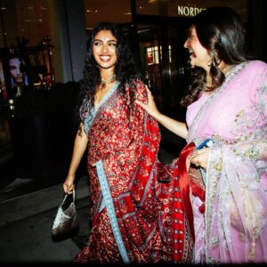 Avantika Vandanapu Instagram - Thank you @voguemagazine for covering the Diwali of my dreams in the city of dreams !! ❤️❤️ Ahh!! @chrisjallaire your words were so thoughtful 🥺
The biggest honor to feature alongside my friends as we ran across the streets of NYC in our saris :)
@patelneerja @karanbrar @manishdayal @maxwellsocial - wouldn’t have been possible to host this Diwali without your support !! Forever grateful!
Photography: @danirosecase
Makeup: @kylesheehanmakeup
Saree: @anitadongre
Jewelry: @anitadongre
Drapist: @aieslovesdetails