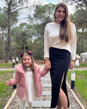 Ayça Erturan Instagram - Sen bugün doğdun sanıyorsun ama asıl bugün benim yeniden doğduğum gün…🥹 🎂 💚🩷💚🩷 🌟#süperNOVA3yaşında #happybirthday