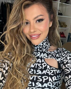 Aygün Kazımova Instagram - ANASININ DÖYÜNƏN ÜRƏYİ, BAL,
NABAT SƏSLİ QIZIM
- DOĞUM GÜNÜN MÜBARƏK! 💝
UĞURLARIN BOL OLSUN.
HƏR ZAMAN ANANI GÖZƏL İŞLƏRİNLƏ,
UĞURLARINLA SEVİNDİR!
@kazimovsky_ 🌹🎂