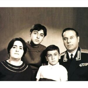 Aygün Kazımova Instagram - Bu gün Azərbaycanın Ümummilli lideri Heydər Əliyevin anım günüdür.
Ulu Öndərin əziz xatirəsini hörmət, sevgi və ehtiramla anırıq. 🙏
#HEYDƏRƏLİYEV 🇦🇿