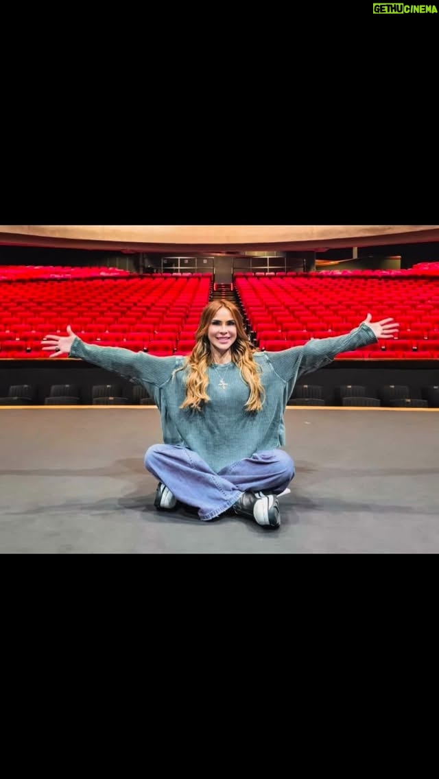 Aylín Mújica - 388 Likes - Estoy muy agradecida por una noche tan mágica, rodeada de actrices maravillosas y un público único. Gracias por la energía, el cariño y la conexión tan especial que se creó. Puerto Rico, tu calidez, tu fuerza y tu alegría hacen que cada momento aquí se sienta inolvidable. Fue un honor compartir esta experiencia con ustedes. ¡Esta noche quedará en mi corazón!#aylinmujica #amoralteatro #puertorico #brujas #bellasartescaguas🎭