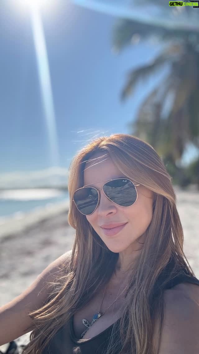 Aylín Mújica - 2.3K Likes - Qué bonito es recordar que siempre se puede empezar de cero,
soltar lo que pesa y volver a escucharte por dentro., escuchar tus pensamientos.
Frente al mar, todo cobra sentido:
las olas ordenan tus pensamientos,
la brisa limpia lo que duele,
y el horizonte te recuerda que la vida siempre se renueva.
A veces, solo hace falta una pausa
para sentir que todavía queda tanta belleza por vivir.#aylinmujica #nuevoscomienzos