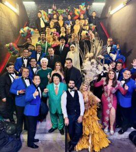 Aylín Mújica Instagram - Hace un mes empezamos la aventura de llevar el mejor musical de #méxico @perfumedegardeniateatro por la Unión Americana. Recorrimos el país de punta a punta llevando el orgullo de ser latinos a cada rincón. Hoy concluye en #sanantonio pero nos llevamos las sonrisas de cada uno de los paisanos que hicieron posible el éxito de este tour.
Gracias a los actores, actrices, bailarines, modelos, cantantes, a todos los del staff que hicieron un trabajo estoico.
Gracias @omarproductor por hacer que México 🇲🇽 brille en el mundo.
@aracelyarambula @davidzepeda1 @arturo.carmona @victor_latinlover @cuquitaoficial_ @salinasjorgemx @silveriorocchi22 @santaneramx @iamdelafuente @kimberly_lamaspreciosa @aylinmujic @lisvegaoficial