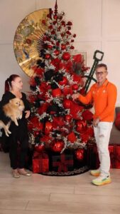 Aylín Mújica Instagram - 🎉 Hoy celebramos el cumpleaños de mi querida amiga, la actriz @aylinmujic
Este árbol no es simplemente un detalle… es un homenaje a su esencia, a su fuerza y a todo lo que inspira. Un regalo que viaja directo al corazón, pensado para llenar su día de luz, cariño y belleza.
El árbol de este año lo nombré “Que viva España”, porque refleja ese nuevo capítulo que está viviendo, su conexión con ese país y su estilo tan único: poderoso, elegante, apasionado. Por eso trabajé con rojos vibrantes, negros intensos, texturas de carácter y elementos que transmiten presencia y sofisticación.
Ver su emoción y escuchar su agradecimiento fue, para mí, el verdadero momento especial del día. Me honra que, año tras año, confíe en mi trabajo para llenar su Navidad de magia.
✨ Feliz cumpleaños, Aylin. Que este nuevo año te encuentre radiante, plena y llena de bendiciones.
#QueVivaEspaña #DecoraciónNavideña #GilbertDecorations