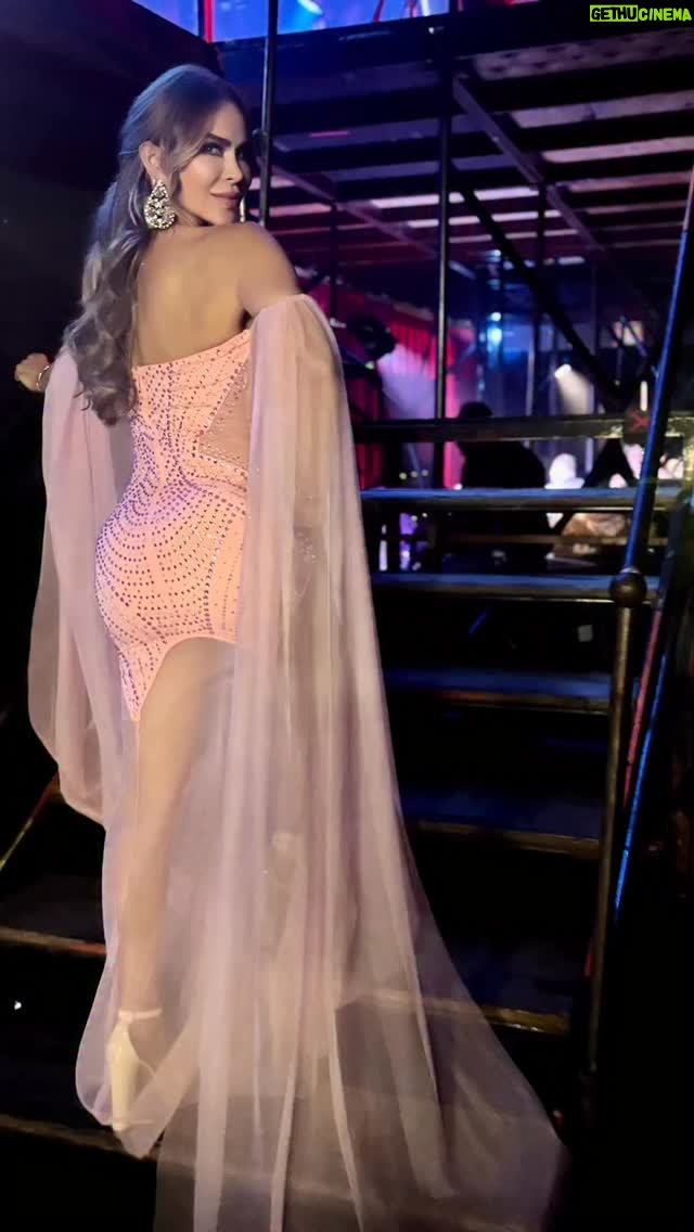 Aylín Mújica - 1.6K Likes - Qué vas a hacer el domingo estaba pensando en fugarme #aylinmujica