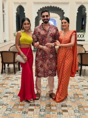 Ayushi Khurana Instagram - Ladkiwale💕
@samosa.meets.fafda

Wearing @anuki.in 
Jewellery @retrend_jewels