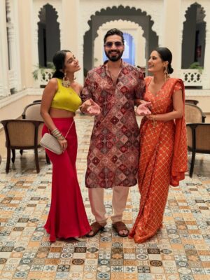 Ayushi Khurana Instagram - Ladkiwale💕
@samosa.meets.fafda

Wearing @anuki.in 
Jewellery @retrend_jewels