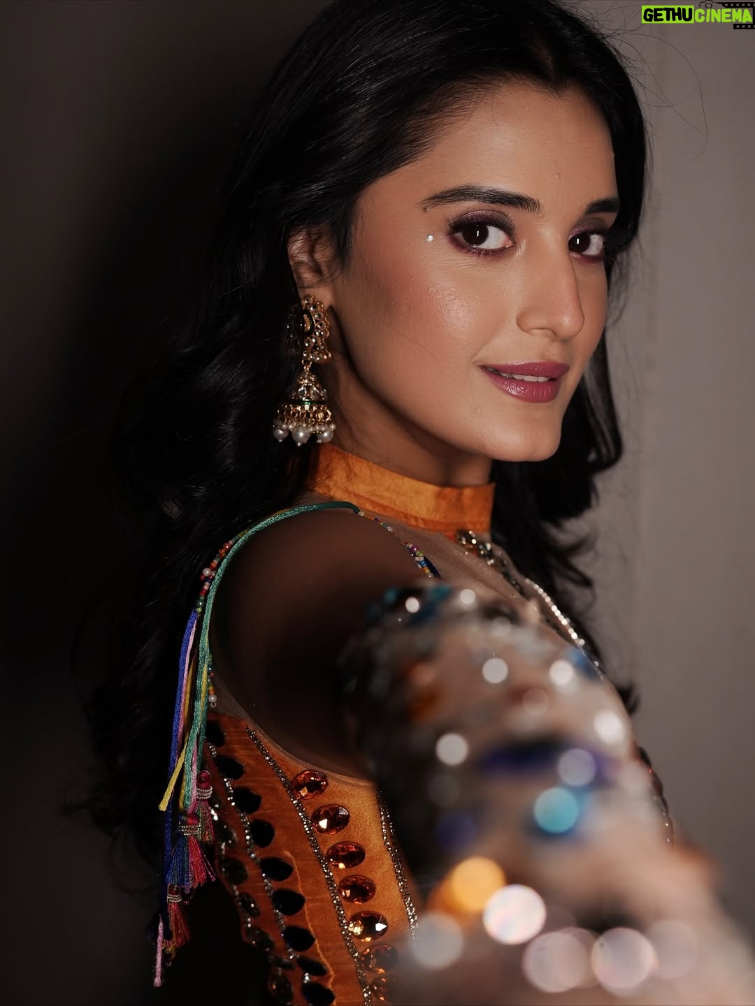Ayushi Khurana - 33.2K Likes - Too bright for your comfort zone ✨
Swipe 👉

📸 @portraitdeewana