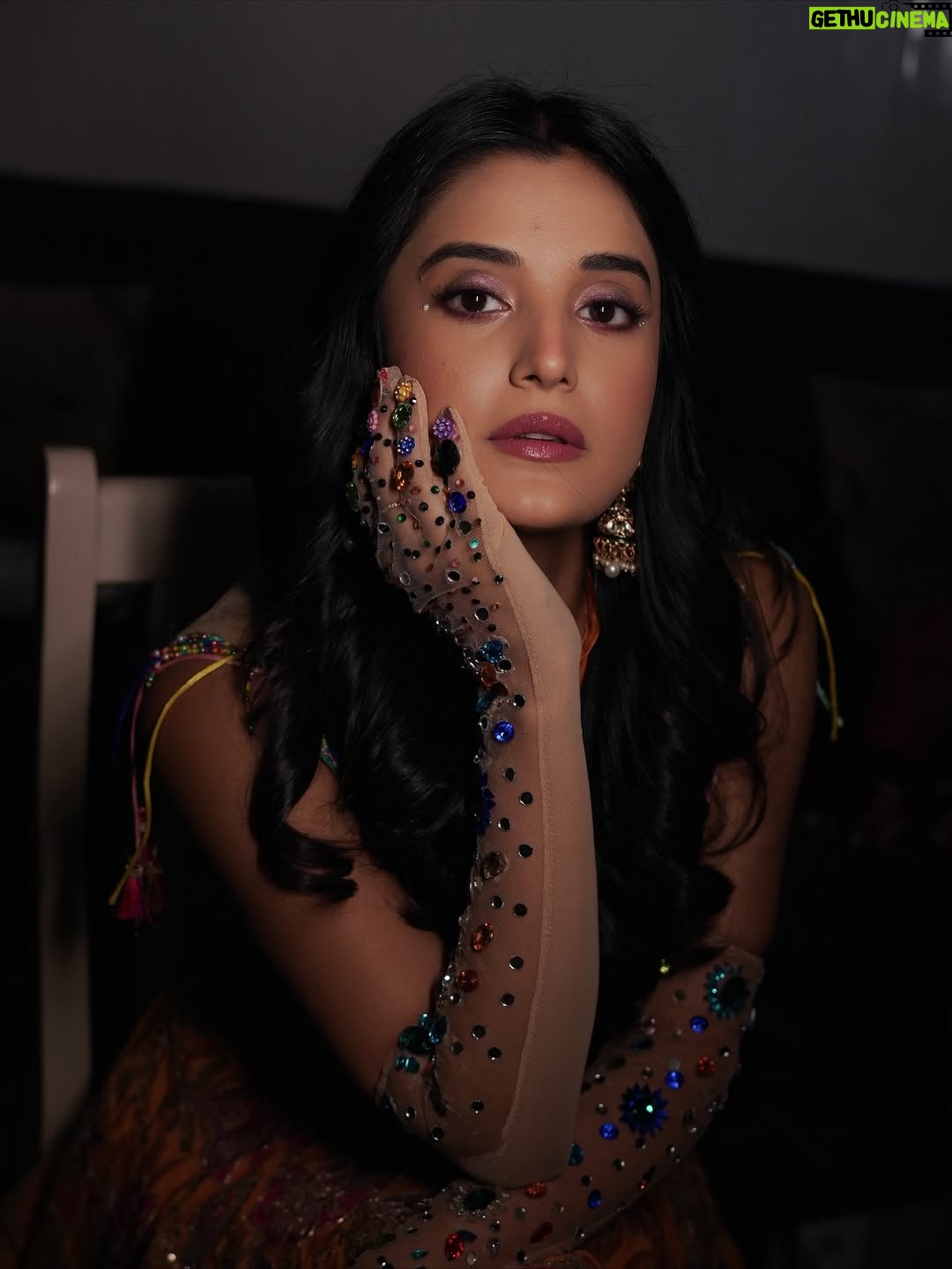Ayushi Khurana - 33.2K Likes - Too bright for your comfort zone ✨
Swipe 👉

📸 @portraitdeewana