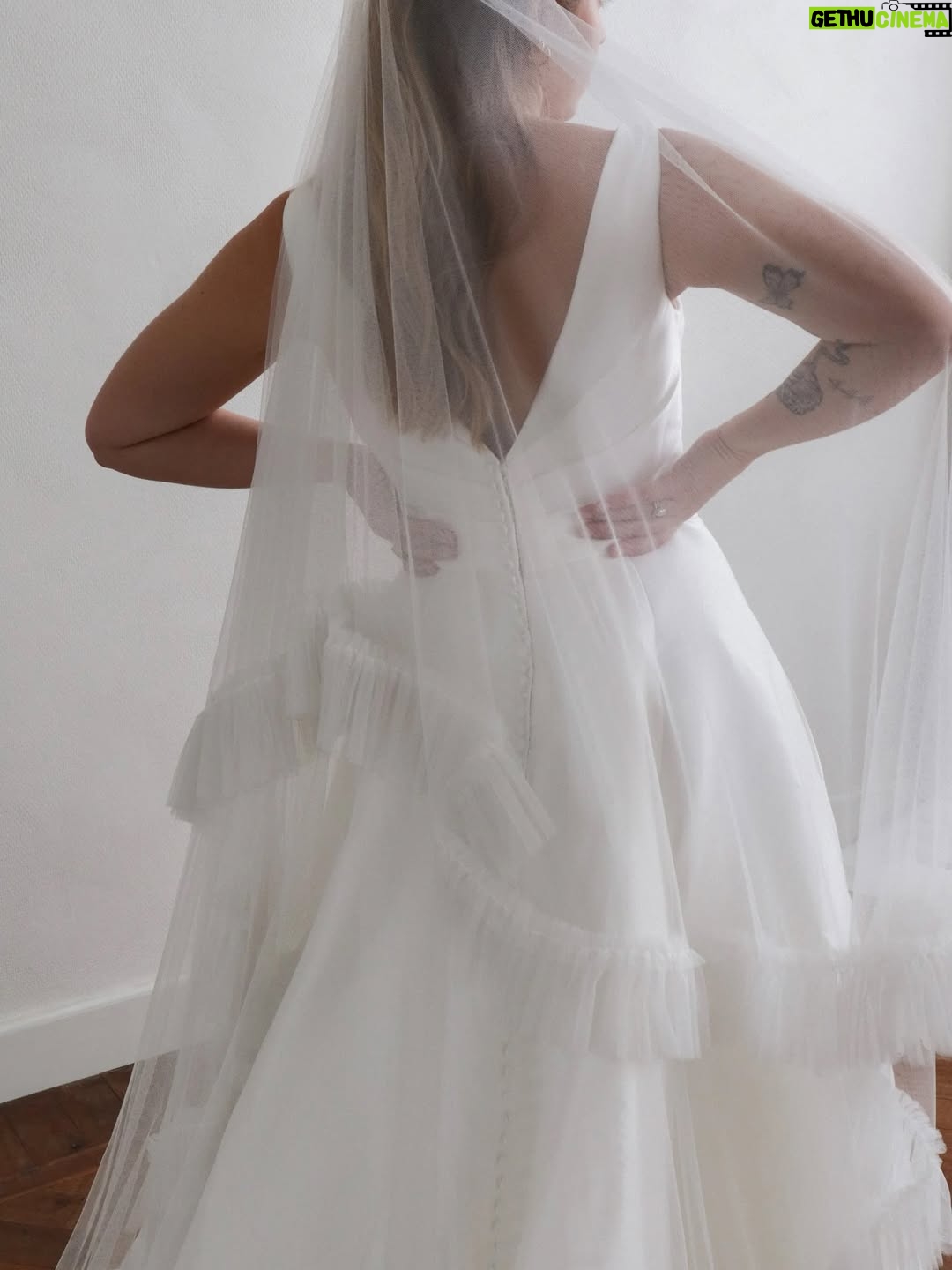 Bab Buelens - 8.7K Likes - perks of having a best friend with a preloved bridal shop 👰‍♀️ (@vincentbanic hint hint we have to start planning our ceremony)
