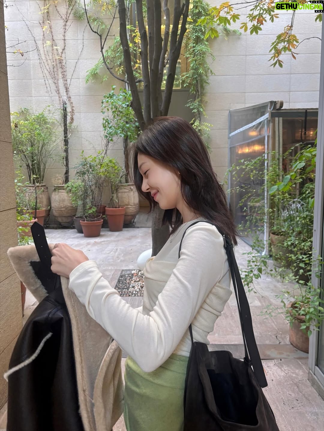 Baek Jin-hee - 9.2K Likes - 어느새 겨울❄️
더 추워지기 전에 나들이!!
다들 겨울 준비 잘하고 있죠💙

#가을코디#하루기록#서울카페