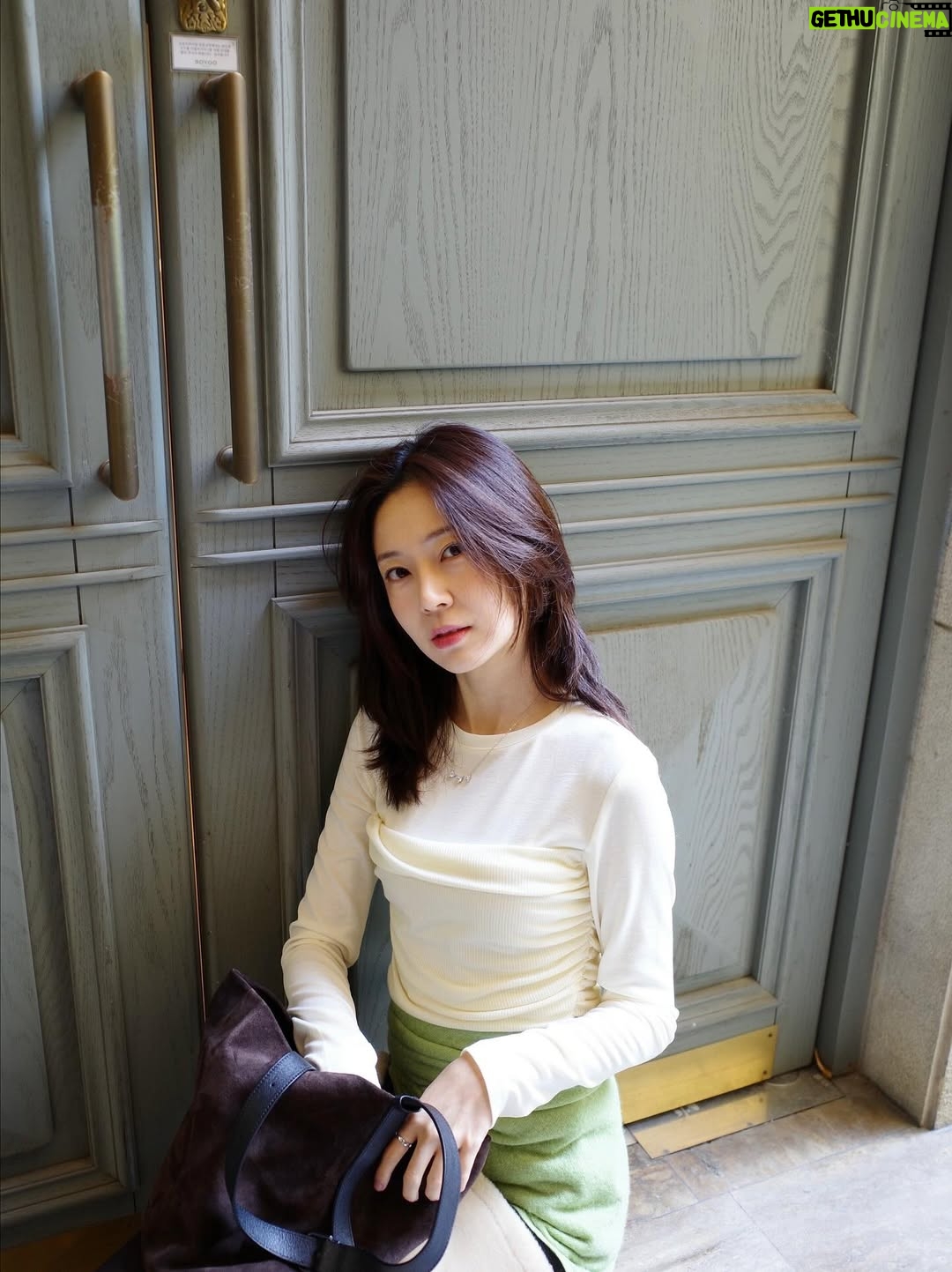 Baek Jin-hee - 9.2K Likes - 어느새 겨울❄️
더 추워지기 전에 나들이!!
다들 겨울 준비 잘하고 있죠💙

#가을코디#하루기록#서울카페