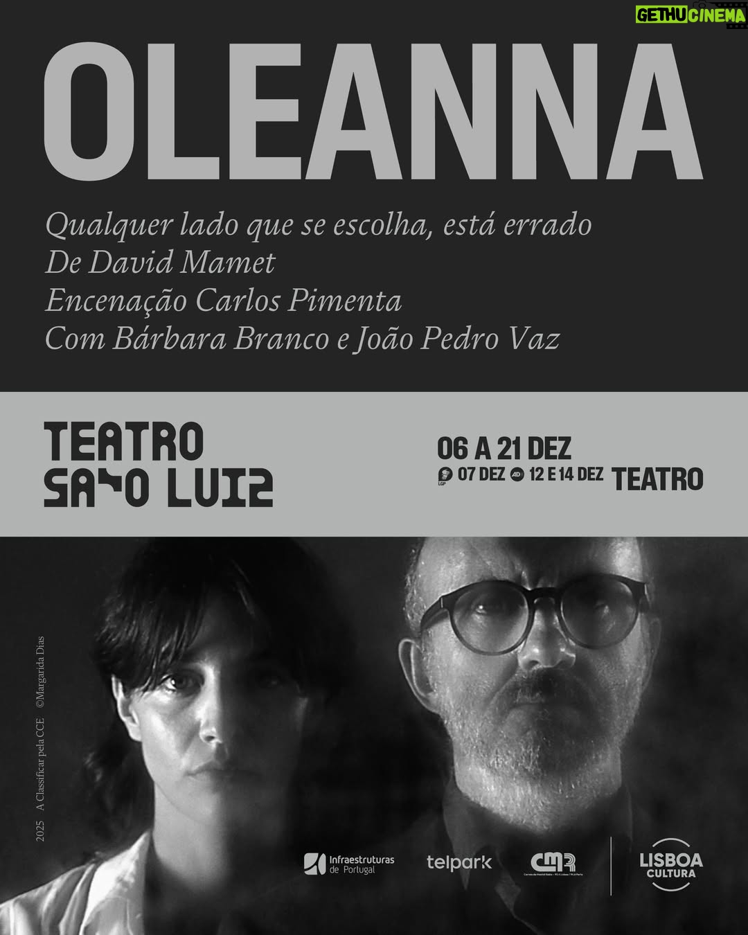 Bárbara Branco - 378 Likes - Qualquer lado que se escolha, está errado.

OLEANNA, de David Mamet (1992), retrata o confronto entre um professor universitário e uma aluna que o acusa de assédio. A peça desenrola-se inteiramente no gabinete do professor e centra-se numa intensa luta pelo discurso — e, portanto, pelo poder. A linguagem, usada como ferramenta de dominação, é também o meio através do qual se criam realidades. Em Oleanna, não é necessário que algo aconteça para ser percebido como real. Mamet expõe as tensões entre género, estatuto e comunicação, numa narrativa onde não há vencedores claros — “qualquer lado que se escolha, está errado”. Para além da relevância temática, a peça constitui um enorme desafio interpretativo, exigindo precisão e intensidade de apenas dois atores.

Estreia esta semana!

OLEANNA
de David Mamet
Encenação Carlos Pimenta
6 a 21 dezembro
quarta a sábado às 19h30 e domingo às 16h na sala Mário Viegas
M/12
€12 (com descontos) | (Abrangido pelo Passe Cultura - disponível apenas na bilheteira do Teatro)

Sessões com Audiodescrição
12 e 14 dezembro
sexta, 19h30; domingo, 16h

📷 ©Margarida Dias
#saoluizteatromunicipal #teatro #oleanna #davidmamet #carlospimenta #bárbarabranco #joãopedrovaz #teatrosaoluiz #lisboacultura