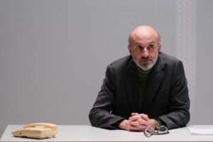 Bárbara Branco Instagram - Um gabinete de um professor universitário. Uma estudante que falha e quer compreender. Um professor demasiado ocupado consigo próprio. Um diálogo que tem dificuldade em estabelecer-se, esbarrando na improbabilidade da comunicação.
O exercício da linguagem como poder.

Estreia amanhã OLEANNA, de David Mamet. Com encenação de Carlos Pimenta e interpretação de Bárbara Branco e João Pedro Vaz. Vamos?

OLEANNA
de David Mamet
Encenação Carlos Pimenta
6 a 21 dezembro
quarta a sábado às 19h30 e domingo às 16h na sala Mário Viegas
M/12
€12 (com descontos) | (Abrangido pelo Passe Cultura - disponível apenas na bilheteira do Teatro)

Sessões com Audiodescrição
12 e 14 dezembro
sexta, 19h30; domingo, 16h

📷 ©EGEAC – Teatro São Luiz, Pedro Rosário Nunes
#saoluizteatromunicipal #teatro #oleanna #davidmamet #carlospimenta #bárbarabranco #joãopedrovaz #teatrosaoluiz #lisboacultura