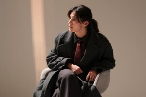 Bárbara Branco Instagram - Um gabinete de um professor universitário. Uma estudante que falha e quer compreender. Um professor demasiado ocupado consigo próprio. Um diálogo que tem dificuldade em estabelecer-se, esbarrando na improbabilidade da comunicação.
O exercício da linguagem como poder.

Estreia amanhã OLEANNA, de David Mamet. Com encenação de Carlos Pimenta e interpretação de Bárbara Branco e João Pedro Vaz. Vamos?

OLEANNA
de David Mamet
Encenação Carlos Pimenta
6 a 21 dezembro
quarta a sábado às 19h30 e domingo às 16h na sala Mário Viegas
M/12
€12 (com descontos) | (Abrangido pelo Passe Cultura - disponível apenas na bilheteira do Teatro)

Sessões com Audiodescrição
12 e 14 dezembro
sexta, 19h30; domingo, 16h

📷 ©EGEAC – Teatro São Luiz, Pedro Rosário Nunes
#saoluizteatromunicipal #teatro #oleanna #davidmamet #carlospimenta #bárbarabranco #joãopedrovaz #teatrosaoluiz #lisboacultura