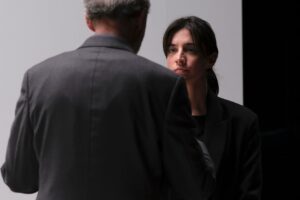 Bárbara Branco Instagram - Um gabinete de um professor universitário. Uma estudante que falha e quer compreender. Um professor demasiado ocupado consigo próprio. Um diálogo que tem dificuldade em estabelecer-se, esbarrando na improbabilidade da comunicação.
O exercício da linguagem como poder.

Estreia amanhã OLEANNA, de David Mamet. Com encenação de Carlos Pimenta e interpretação de Bárbara Branco e João Pedro Vaz. Vamos?

OLEANNA
de David Mamet
Encenação Carlos Pimenta
6 a 21 dezembro
quarta a sábado às 19h30 e domingo às 16h na sala Mário Viegas
M/12
€12 (com descontos) | (Abrangido pelo Passe Cultura - disponível apenas na bilheteira do Teatro)

Sessões com Audiodescrição
12 e 14 dezembro
sexta, 19h30; domingo, 16h

📷 ©EGEAC – Teatro São Luiz, Pedro Rosário Nunes
#saoluizteatromunicipal #teatro #oleanna #davidmamet #carlospimenta #bárbarabranco #joãopedrovaz #teatrosaoluiz #lisboacultura