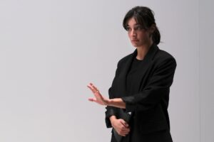 Bárbara Branco Instagram - Um gabinete de um professor universitário. Uma estudante que falha e quer compreender. Um professor demasiado ocupado consigo próprio. Um diálogo que tem dificuldade em estabelecer-se, esbarrando na improbabilidade da comunicação.
O exercício da linguagem como poder.

Estreia amanhã OLEANNA, de David Mamet. Com encenação de Carlos Pimenta e interpretação de Bárbara Branco e João Pedro Vaz. Vamos?

OLEANNA
de David Mamet
Encenação Carlos Pimenta
6 a 21 dezembro
quarta a sábado às 19h30 e domingo às 16h na sala Mário Viegas
M/12
€12 (com descontos) | (Abrangido pelo Passe Cultura - disponível apenas na bilheteira do Teatro)

Sessões com Audiodescrição
12 e 14 dezembro
sexta, 19h30; domingo, 16h

📷 ©EGEAC – Teatro São Luiz, Pedro Rosário Nunes
#saoluizteatromunicipal #teatro #oleanna #davidmamet #carlospimenta #bárbarabranco #joãopedrovaz #teatrosaoluiz #lisboacultura