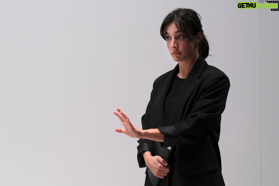 Bárbara Branco - 0.9K Likes - Um gabinete de um professor universitário. Uma estudante que falha e quer compreender. Um professor demasiado ocupado consigo próprio. Um diálogo que tem dificuldade em estabelecer-se, esbarrando na improbabilidade da comunicação.
O exercício da linguagem como poder.

Estreia amanhã OLEANNA, de David Mamet. Com encenação de Carlos Pimenta e interpretação de Bárbara Branco e João Pedro Vaz. Vamos?

OLEANNA
de David Mamet
Encenação Carlos Pimenta
6 a 21 dezembro
quarta a sábado às 19h30 e domingo às 16h na sala Mário Viegas
M/12
€12 (com descontos) | (Abrangido pelo Passe Cultura - disponível apenas na bilheteira do Teatro)

Sessões com Audiodescrição
12 e 14 dezembro
sexta, 19h30; domingo, 16h

📷 ©EGEAC – Teatro São Luiz, Pedro Rosário Nunes
#saoluizteatromunicipal #teatro #oleanna #davidmamet #carlospimenta #bárbarabranco #joãopedrovaz #teatrosaoluiz #lisboacultura