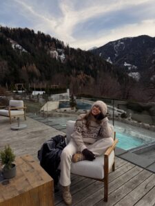 Bárbara Corby Instagram - Just a perfect winter day in this dreamy place ❄️ @sonnwies_familyresort #dolomites