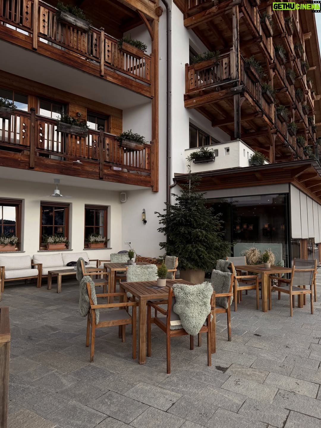 Bárbara Corby - 9.9K Likes - Just a perfect winter day in this dreamy place ❄️ @sonnwies_familyresort #dolomites