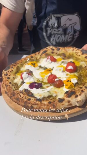 Barbara Lune Instagram - Je te recommande @pizz_at_home pour tous tes événements !
Que ce soit un anniversaire, un mariage, un baptême,
un afterwork… ou tu l’auras compris : une grosse fiesta !

Ils se déplacent dans tout le Var (83) à partir de 30 convives.
Ils proposent un large choix de pizzas classiques et gastronomiques.
Et en plus, ils peuvent aussi s’occuper des desserts et de l’apéritif ! 🧁🥂🍪

Tous leurs produits sont locaux, italiens, ou même cultivés par leur propre famille :
la maman produit le miel 🍯 et l’oncle l’huile d’olive 🫒.

J’ai adoré et tous mes invités étaient enchantés !

N’hésite pas à les contacter !

#pizzaparty #pizza #pizzatime #pizzalover #petanque
#event #events #eventplanners #privateevents
