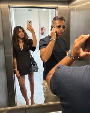 Bé Hà Nguyen Instagram - Dlouho jsem přemýšlela, jestli tento post vůbec sdílet. Přeci jen jsem v online prostoru přes 11 let, ale s rostoucím věkem není pro mě nic ryzejšího než soukromí. Jakmile jednou dáte nahlédnout do svého vztahu, sdílíte ho nejen s rodinou a přáteli, ale i s obrovskou online komunitou.

Myslím, že poslední měsíce naší společné neaktivity byly napovídající, ale pro ukončení nekonečného kolečka dotazů chci oznámit, že jsme s Fláviem po skoro šesti letech ukončili náš vztah. Byl plný lásky, přátelství a vzájemného porozumění. Nyní už jdeme každý svou cestou.

Děkuju všem, kteří nám fandili. A vztahům na dálku nevzdávejte – pořád můžou fungovat. 🤍

Tímto veřejně uzavírám tuto, byť moc hezkou, životní kapitolu. Prosím o respekt našeho soukromí.

S láskou,
Be Ha