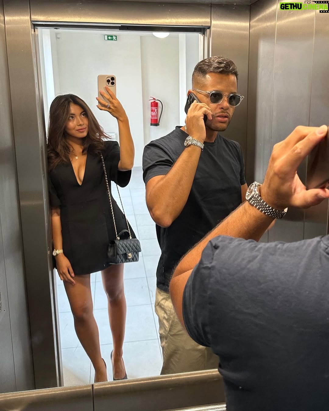 Bé Hà Nguyen - 58.1K Likes - Dlouho jsem přemýšlela, jestli tento post vůbec sdílet. Přeci jen jsem v online prostoru přes 11 let, ale s rostoucím věkem není pro mě nic ryzejšího než soukromí. Jakmile jednou dáte nahlédnout do svého vztahu, sdílíte ho nejen s rodinou a přáteli, ale i s obrovskou online komunitou.

Myslím, že poslední měsíce naší společné neaktivity byly napovídající, ale pro ukončení nekonečného kolečka dotazů chci oznámit, že jsme s Fláviem po skoro šesti letech ukončili náš vztah. Byl plný lásky, přátelství a vzájemného porozumění. Nyní už jdeme každý svou cestou.

Děkuju všem, kteří nám fandili. A vztahům na dálku nevzdávejte – pořád můžou fungovat. 🤍

Tímto veřejně uzavírám tuto, byť moc hezkou, životní kapitolu. Prosím o respekt našeho soukromí.

S láskou,
Be Ha