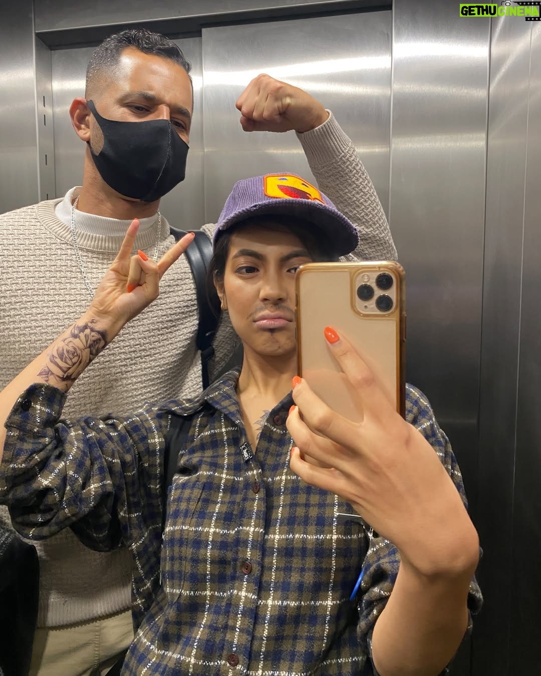 Bé Hà Nguyen - 58.1K Likes - Dlouho jsem přemýšlela, jestli tento post vůbec sdílet. Přeci jen jsem v online prostoru přes 11 let, ale s rostoucím věkem není pro mě nic ryzejšího než soukromí. Jakmile jednou dáte nahlédnout do svého vztahu, sdílíte ho nejen s rodinou a přáteli, ale i s obrovskou online komunitou.

Myslím, že poslední měsíce naší společné neaktivity byly napovídající, ale pro ukončení nekonečného kolečka dotazů chci oznámit, že jsme s Fláviem po skoro šesti letech ukončili náš vztah. Byl plný lásky, přátelství a vzájemného porozumění. Nyní už jdeme každý svou cestou.

Děkuju všem, kteří nám fandili. A vztahům na dálku nevzdávejte – pořád můžou fungovat. 🤍

Tímto veřejně uzavírám tuto, byť moc hezkou, životní kapitolu. Prosím o respekt našeho soukromí.

S láskou,
Be Ha