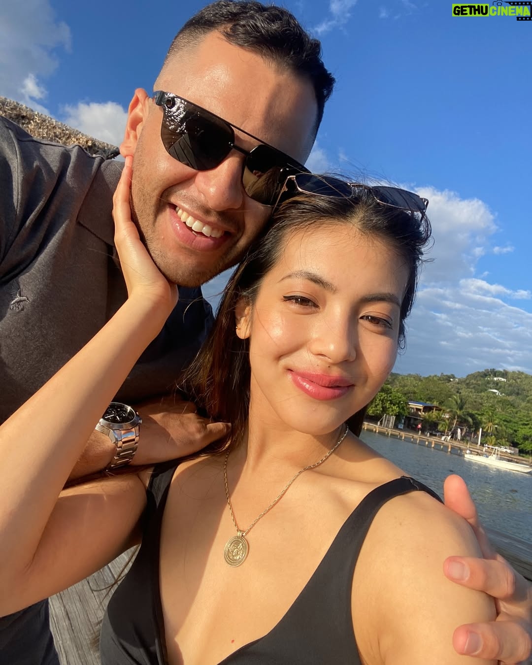 Bé Hà Nguyen - 58.1K Likes - Dlouho jsem přemýšlela, jestli tento post vůbec sdílet. Přeci jen jsem v online prostoru přes 11 let, ale s rostoucím věkem není pro mě nic ryzejšího než soukromí. Jakmile jednou dáte nahlédnout do svého vztahu, sdílíte ho nejen s rodinou a přáteli, ale i s obrovskou online komunitou.

Myslím, že poslední měsíce naší společné neaktivity byly napovídající, ale pro ukončení nekonečného kolečka dotazů chci oznámit, že jsme s Fláviem po skoro šesti letech ukončili náš vztah. Byl plný lásky, přátelství a vzájemného porozumění. Nyní už jdeme každý svou cestou.

Děkuju všem, kteří nám fandili. A vztahům na dálku nevzdávejte – pořád můžou fungovat. 🤍

Tímto veřejně uzavírám tuto, byť moc hezkou, životní kapitolu. Prosím o respekt našeho soukromí.

S láskou,
Be Ha