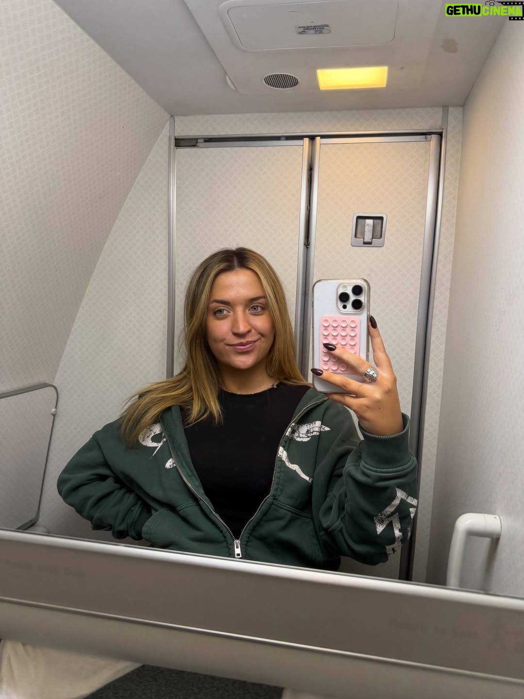 Becky James - 39.9K Likes - chronicles of a blonde(r) tart