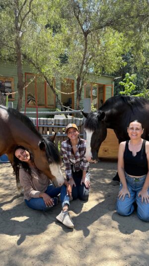 Begoña Basauri Instagram - Ayer tuvimos la visita de Carolina Paulsen y Begoña Basauri quienes vivieron una hermosa sesión “Manada Espejo” en nuestro centro, sesión guiada por Valentina @genholistica ✨🐴
.
Ayer compartieron su experiencia en su programa radial “la terraza romántica” en @romanticafm104.1 y ¡qué bonito lo vivieron! Les agradecemos sus palabras a este trabajo que hacemos con tanto cariño.
.
Hoy, les compartimos las primeras expresiones que recogimos de @lapaulsen y @basauri al salir de su experiencia con la manada 💫🐴
.
Si deseas agendar tu sesión, escríbenos en los comentarios o envíanos un DM a @equinoterapia_coyan 🐴 o @genholistica y con gusto te enviaremos toda la información que necesites🙌🏼😊
