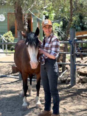 Begoña Basauri Instagram - Ese día viví una experiencia que me cambió la vida. Hice una constelación familiar con caballos 💫🐎Muchas veces me habían invitado a hacer constelaciones familiares pero nunca me había atrevido, me daba pudor, vergüenza, miedo. Hasta que llegó esta invitación y fue MAGIA.
Muchas gracias Luna, Castañuela y Custodio por guiarme con tanto amor🐎💖
Gracias Vale @genholistica por dirigir con tanto cariño la terapia y @equinoterapia_coyan por abrir este espacio tan cuidado.