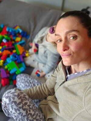 Begoña Basauri Instagram - 5 días duró Rosa en el jardín, CINCO chemimare y se trajo el virus más mutante de la tierra. Resultado ella con Bronquitis, Sebastián en urgencias nebulizado y yo MUDA con laringitis aguda y 5 días de licencia.
Han pasado algunos días y Rosa ya está bien pero sus papitos (que son personas mayores🤣) están para el gato 🐱
Díganme por qué los niños tienen estos virus tan brígidos!!!!