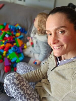 Begoña Basauri Instagram - 5 días duró Rosa en el jardín, CINCO chemimare y se trajo el virus más mutante de la tierra. Resultado ella con Bronquitis, Sebastián en urgencias nebulizado y yo MUDA con laringitis aguda y 5 días de licencia.
Han pasado algunos días y Rosa ya está bien pero sus papitos (que son personas mayores🤣) están para el gato 🐱
Díganme por qué los niños tienen estos virus tan brígidos!!!!