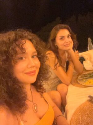 Begüm Çağla Taşkın Instagram - At least ‘til 64🌺🤍🍀🍾🥂☀️
#friendsforlife