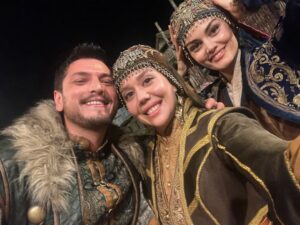 Begüm Çağla Taşkın Instagram - Düşündüm taşındım fotolara da bu yazıya da canım arkadaşım @cagrisensoy ‘la başlamaya karar verdim. Öncelikle böyle bi çocuk olduğun için annene mi teşekkür etmeliyim, böyle bi adam olduğun için sana mı bilmiyorum. Çook güzel adamsın yaşasın ki beni sana verdiler😁Seninle, böyle bi işte, alanınız olduğunca oynamak, doğaçlamak, kıllatmak benim için çok büyük şans ve acayip eğlenceliydi. Seviyorum seni çikom🤍Tabii bu noktada sahnelerimde sürekli goygoy arayışında olmama müsamaha gösteren yönetmenlerim @demarke ve @_ahmet_yilmazz hocama da çook teşekkür etmeliyim. Beni ne kadar rahatlattığınızı, kendime güvenimi arttırdığınızı bilemezsiniz. Ve tabii tiyatro mantığından çıkana kadar sabırla bana “fıstık Bala bu tarafta, annecim Osman şu tarafta” diye nereye bakmam gerektiğini yılmadan anlatan, resmen kamera önü oyunculuğunu öğreten abilerim @ersin_palabiyik ve @kubilinyo , cansınız🙏🏼 Tüm zorluklarına rağmen öyle güzel anılar, arkadaşlıklar, hatta dostlar getirdi ki bu iş bana anlatamam ama kalbimde taşırım sonsuza dek. Ömürlük çikolarım oldu🥹🥰Tek  tek yazmayayım fotolardan anlaşılır🤓🤍😘Kimler kimler oynadı bu dizide, bana da tanışmak, ve çalışmak nasip oldu çok şanslıyım. Yıllardır beraber çalışan bu kadar büyük bir ekibe çok sonradan dahil olup da bu kadar çabuk adapte olduysam bu kamera önü/arkası istisnasız herkesin tatlılığındandır. Bu kadar sıcakkanlı tatlı bir “başrol” olduğun için sana da çok teşekkür ederim @burakozcivit 😇. Tanışınca hayal kırıklığına uğratmayan ünlüler listemde top 3’tesin🫶🏻
Ve tabii @mehmetbozdag ve @aslizeyneppekerbozdag ; beni tercih ettiniz, çok güzel bir deneyim yaşamamı sağladınız, 3 yıl ekmeğinizi yedim, hakkınızı helal edin çok teşekkür ederim🙏🏼🌺
Bu öyle bir iş ki, sanırım bi gün tüm oyuncular Kuruluş Osman’da oynayacak😁Ve o gün yolu buraya düşen meslektaşlarıma şimdiden selam olsun, çok kıyak bi ekip sizi bekliyor🤟🤓 Herkesin yolu açık olsun seviyorum sizi🤍🍀