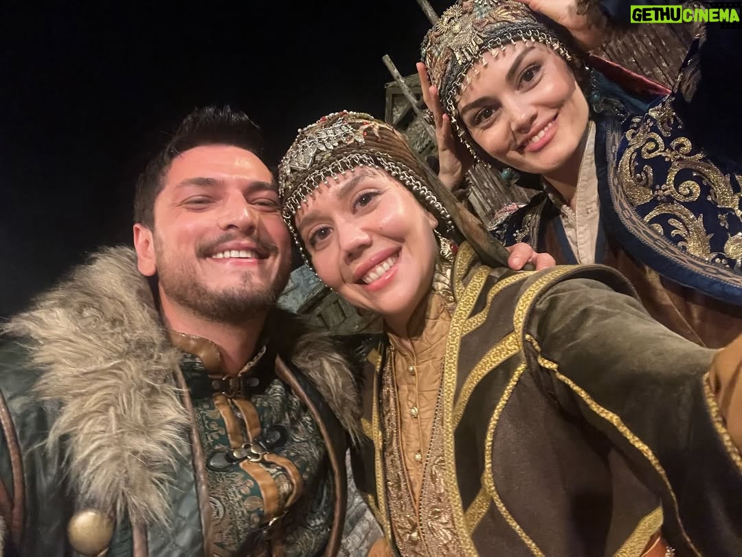 Begüm Çağla Taşkın - 64.6K Likes - Düşündüm taşındım fotolara da bu yazıya da canım arkadaşım @cagrisensoy ‘la başlamaya karar verdim. Öncelikle böyle bi çocuk olduğun için annene mi teşekkür etmeliyim, böyle bi adam olduğun için sana mı bilmiyorum. Çook güzel adamsın yaşasın ki beni sana verdiler😁Seninle, böyle bi işte, alanınız olduğunca oynamak, doğaçlamak, kıllatmak benim için çok büyük şans ve acayip eğlenceliydi. Seviyorum seni çikom🤍Tabii bu noktada sahnelerimde sürekli goygoy arayışında olmama müsamaha gösteren yönetmenlerim @demarke ve @_ahmet_yilmazz hocama da çook teşekkür etmeliyim. Beni ne kadar rahatlattığınızı, kendime güvenimi arttırdığınızı bilemezsiniz. Ve tabii tiyatro mantığından çıkana kadar sabırla bana “fıstık Bala bu tarafta, annecim Osman şu tarafta” diye nereye bakmam gerektiğini yılmadan anlatan, resmen kamera önü oyunculuğunu öğreten abilerim @ersin_palabiyik ve @kubilinyo , cansınız🙏🏼 Tüm zorluklarına rağmen öyle güzel anılar, arkadaşlıklar, hatta dostlar getirdi ki bu iş bana anlatamam ama kalbimde taşırım sonsuza dek. Ömürlük çikolarım oldu🥹🥰Tek  tek yazmayayım fotolardan anlaşılır🤓🤍😘Kimler kimler oynadı bu dizide, bana da tanışmak, ve çalışmak nasip oldu çok şanslıyım. Yıllardır beraber çalışan bu kadar büyük bir ekibe çok sonradan dahil olup da bu kadar çabuk adapte olduysam bu kamera önü/arkası istisnasız herkesin tatlılığındandır. Bu kadar sıcakkanlı tatlı bir “başrol” olduğun için sana da çok teşekkür ederim @burakozcivit 😇. Tanışınca hayal kırıklığına uğratmayan ünlüler listemde top 3’tesin🫶🏻
Ve tabii @mehmetbozdag ve @aslizeyneppekerbozdag ; beni tercih ettiniz, çok güzel bir deneyim yaşamamı sağladınız, 3 yıl ekmeğinizi yedim, hakkınızı helal edin çok teşekkür ederim🙏🏼🌺
Bu öyle bir iş ki, sanırım bi gün tüm oyuncular Kuruluş Osman’da oynayacak😁Ve o gün yolu buraya düşen meslektaşlarıma şimdiden selam olsun, çok kıyak bi ekip sizi bekliyor🤟🤓 Herkesin yolu açık olsun seviyorum sizi🤍🍀