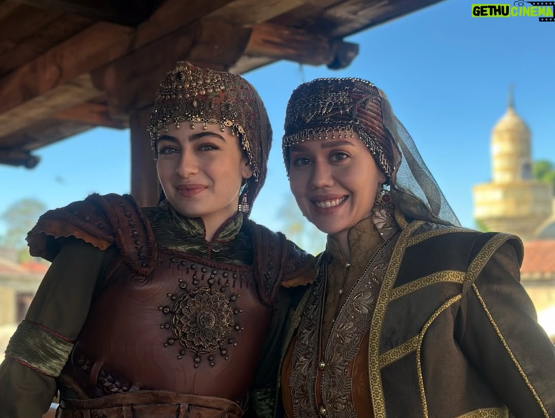 Begüm Çağla Taşkın - 64.6K Likes - Düşündüm taşındım fotolara da bu yazıya da canım arkadaşım @cagrisensoy ‘la başlamaya karar verdim. Öncelikle böyle bi çocuk olduğun için annene mi teşekkür etmeliyim, böyle bi adam olduğun için sana mı bilmiyorum. Çook güzel adamsın yaşasın ki beni sana verdiler😁Seninle, böyle bi işte, alanınız olduğunca oynamak, doğaçlamak, kıllatmak benim için çok büyük şans ve acayip eğlenceliydi. Seviyorum seni çikom🤍Tabii bu noktada sahnelerimde sürekli goygoy arayışında olmama müsamaha gösteren yönetmenlerim @demarke ve @_ahmet_yilmazz hocama da çook teşekkür etmeliyim. Beni ne kadar rahatlattığınızı, kendime güvenimi arttırdığınızı bilemezsiniz. Ve tabii tiyatro mantığından çıkana kadar sabırla bana “fıstık Bala bu tarafta, annecim Osman şu tarafta” diye nereye bakmam gerektiğini yılmadan anlatan, resmen kamera önü oyunculuğunu öğreten abilerim @ersin_palabiyik ve @kubilinyo , cansınız🙏🏼 Tüm zorluklarına rağmen öyle güzel anılar, arkadaşlıklar, hatta dostlar getirdi ki bu iş bana anlatamam ama kalbimde taşırım sonsuza dek. Ömürlük çikolarım oldu🥹🥰Tek  tek yazmayayım fotolardan anlaşılır🤓🤍😘Kimler kimler oynadı bu dizide, bana da tanışmak, ve çalışmak nasip oldu çok şanslıyım. Yıllardır beraber çalışan bu kadar büyük bir ekibe çok sonradan dahil olup da bu kadar çabuk adapte olduysam bu kamera önü/arkası istisnasız herkesin tatlılığındandır. Bu kadar sıcakkanlı tatlı bir “başrol” olduğun için sana da çok teşekkür ederim @burakozcivit 😇. Tanışınca hayal kırıklığına uğratmayan ünlüler listemde top 3’tesin🫶🏻
Ve tabii @mehmetbozdag ve @aslizeyneppekerbozdag ; beni tercih ettiniz, çok güzel bir deneyim yaşamamı sağladınız, 3 yıl ekmeğinizi yedim, hakkınızı helal edin çok teşekkür ederim🙏🏼🌺
Bu öyle bir iş ki, sanırım bi gün tüm oyuncular Kuruluş Osman’da oynayacak😁Ve o gün yolu buraya düşen meslektaşlarıma şimdiden selam olsun, çok kıyak bi ekip sizi bekliyor🤟🤓 Herkesin yolu açık olsun seviyorum sizi🤍🍀