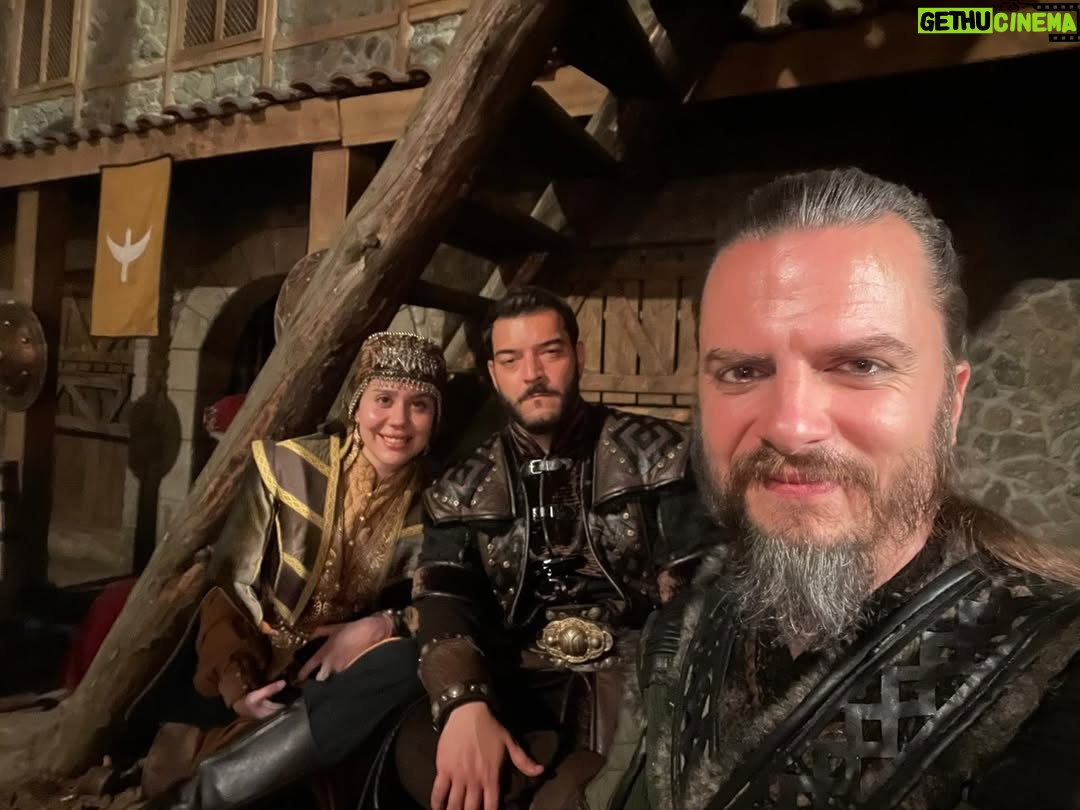Begüm Çağla Taşkın - 64.6K Likes - Düşündüm taşındım fotolara da bu yazıya da canım arkadaşım @cagrisensoy ‘la başlamaya karar verdim. Öncelikle böyle bi çocuk olduğun için annene mi teşekkür etmeliyim, böyle bi adam olduğun için sana mı bilmiyorum. Çook güzel adamsın yaşasın ki beni sana verdiler😁Seninle, böyle bi işte, alanınız olduğunca oynamak, doğaçlamak, kıllatmak benim için çok büyük şans ve acayip eğlenceliydi. Seviyorum seni çikom🤍Tabii bu noktada sahnelerimde sürekli goygoy arayışında olmama müsamaha gösteren yönetmenlerim @demarke ve @_ahmet_yilmazz hocama da çook teşekkür etmeliyim. Beni ne kadar rahatlattığınızı, kendime güvenimi arttırdığınızı bilemezsiniz. Ve tabii tiyatro mantığından çıkana kadar sabırla bana “fıstık Bala bu tarafta, annecim Osman şu tarafta” diye nereye bakmam gerektiğini yılmadan anlatan, resmen kamera önü oyunculuğunu öğreten abilerim @ersin_palabiyik ve @kubilinyo , cansınız🙏🏼 Tüm zorluklarına rağmen öyle güzel anılar, arkadaşlıklar, hatta dostlar getirdi ki bu iş bana anlatamam ama kalbimde taşırım sonsuza dek. Ömürlük çikolarım oldu🥹🥰Tek  tek yazmayayım fotolardan anlaşılır🤓🤍😘Kimler kimler oynadı bu dizide, bana da tanışmak, ve çalışmak nasip oldu çok şanslıyım. Yıllardır beraber çalışan bu kadar büyük bir ekibe çok sonradan dahil olup da bu kadar çabuk adapte olduysam bu kamera önü/arkası istisnasız herkesin tatlılığındandır. Bu kadar sıcakkanlı tatlı bir “başrol” olduğun için sana da çok teşekkür ederim @burakozcivit 😇. Tanışınca hayal kırıklığına uğratmayan ünlüler listemde top 3’tesin🫶🏻
Ve tabii @mehmetbozdag ve @aslizeyneppekerbozdag ; beni tercih ettiniz, çok güzel bir deneyim yaşamamı sağladınız, 3 yıl ekmeğinizi yedim, hakkınızı helal edin çok teşekkür ederim🙏🏼🌺
Bu öyle bir iş ki, sanırım bi gün tüm oyuncular Kuruluş Osman’da oynayacak😁Ve o gün yolu buraya düşen meslektaşlarıma şimdiden selam olsun, çok kıyak bi ekip sizi bekliyor🤟🤓 Herkesin yolu açık olsun seviyorum sizi🤍🍀
