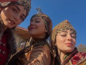 Begüm Çağla Taşkın Instagram - Düşündüm taşındım fotolara da bu yazıya da canım arkadaşım @cagrisensoy ‘la başlamaya karar verdim. Öncelikle böyle bi çocuk olduğun için annene mi teşekkür etmeliyim, böyle bi adam olduğun için sana mı bilmiyorum. Çook güzel adamsın yaşasın ki beni sana verdiler😁Seninle, böyle bi işte, alanınız olduğunca oynamak, doğaçlamak, kıllatmak benim için çok büyük şans ve acayip eğlenceliydi. Seviyorum seni çikom🤍Tabii bu noktada sahnelerimde sürekli goygoy arayışında olmama müsamaha gösteren yönetmenlerim @demarke ve @_ahmet_yilmazz hocama da çook teşekkür etmeliyim. Beni ne kadar rahatlattığınızı, kendime güvenimi arttırdığınızı bilemezsiniz. Ve tabii tiyatro mantığından çıkana kadar sabırla bana “fıstık Bala bu tarafta, annecim Osman şu tarafta” diye nereye bakmam gerektiğini yılmadan anlatan, resmen kamera önü oyunculuğunu öğreten abilerim @ersin_palabiyik ve @kubilinyo , cansınız🙏🏼 Tüm zorluklarına rağmen öyle güzel anılar, arkadaşlıklar, hatta dostlar getirdi ki bu iş bana anlatamam ama kalbimde taşırım sonsuza dek. Ömürlük çikolarım oldu🥹🥰Tek  tek yazmayayım fotolardan anlaşılır🤓🤍😘Kimler kimler oynadı bu dizide, bana da tanışmak, ve çalışmak nasip oldu çok şanslıyım. Yıllardır beraber çalışan bu kadar büyük bir ekibe çok sonradan dahil olup da bu kadar çabuk adapte olduysam bu kamera önü/arkası istisnasız herkesin tatlılığındandır. Bu kadar sıcakkanlı tatlı bir “başrol” olduğun için sana da çok teşekkür ederim @burakozcivit 😇. Tanışınca hayal kırıklığına uğratmayan ünlüler listemde top 3’tesin🫶🏻
Ve tabii @mehmetbozdag ve @aslizeyneppekerbozdag ; beni tercih ettiniz, çok güzel bir deneyim yaşamamı sağladınız, 3 yıl ekmeğinizi yedim, hakkınızı helal edin çok teşekkür ederim🙏🏼🌺
Bu öyle bir iş ki, sanırım bi gün tüm oyuncular Kuruluş Osman’da oynayacak😁Ve o gün yolu buraya düşen meslektaşlarıma şimdiden selam olsun, çok kıyak bi ekip sizi bekliyor🤟🤓 Herkesin yolu açık olsun seviyorum sizi🤍🍀