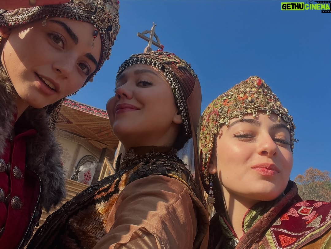 Begüm Çağla Taşkın - 64.6K Likes - Düşündüm taşındım fotolara da bu yazıya da canım arkadaşım @cagrisensoy ‘la başlamaya karar verdim. Öncelikle böyle bi çocuk olduğun için annene mi teşekkür etmeliyim, böyle bi adam olduğun için sana mı bilmiyorum. Çook güzel adamsın yaşasın ki beni sana verdiler😁Seninle, böyle bi işte, alanınız olduğunca oynamak, doğaçlamak, kıllatmak benim için çok büyük şans ve acayip eğlenceliydi. Seviyorum seni çikom🤍Tabii bu noktada sahnelerimde sürekli goygoy arayışında olmama müsamaha gösteren yönetmenlerim @demarke ve @_ahmet_yilmazz hocama da çook teşekkür etmeliyim. Beni ne kadar rahatlattığınızı, kendime güvenimi arttırdığınızı bilemezsiniz. Ve tabii tiyatro mantığından çıkana kadar sabırla bana “fıstık Bala bu tarafta, annecim Osman şu tarafta” diye nereye bakmam gerektiğini yılmadan anlatan, resmen kamera önü oyunculuğunu öğreten abilerim @ersin_palabiyik ve @kubilinyo , cansınız🙏🏼 Tüm zorluklarına rağmen öyle güzel anılar, arkadaşlıklar, hatta dostlar getirdi ki bu iş bana anlatamam ama kalbimde taşırım sonsuza dek. Ömürlük çikolarım oldu🥹🥰Tek  tek yazmayayım fotolardan anlaşılır🤓🤍😘Kimler kimler oynadı bu dizide, bana da tanışmak, ve çalışmak nasip oldu çok şanslıyım. Yıllardır beraber çalışan bu kadar büyük bir ekibe çok sonradan dahil olup da bu kadar çabuk adapte olduysam bu kamera önü/arkası istisnasız herkesin tatlılığındandır. Bu kadar sıcakkanlı tatlı bir “başrol” olduğun için sana da çok teşekkür ederim @burakozcivit 😇. Tanışınca hayal kırıklığına uğratmayan ünlüler listemde top 3’tesin🫶🏻
Ve tabii @mehmetbozdag ve @aslizeyneppekerbozdag ; beni tercih ettiniz, çok güzel bir deneyim yaşamamı sağladınız, 3 yıl ekmeğinizi yedim, hakkınızı helal edin çok teşekkür ederim🙏🏼🌺
Bu öyle bir iş ki, sanırım bi gün tüm oyuncular Kuruluş Osman’da oynayacak😁Ve o gün yolu buraya düşen meslektaşlarıma şimdiden selam olsun, çok kıyak bi ekip sizi bekliyor🤟🤓 Herkesin yolu açık olsun seviyorum sizi🤍🍀