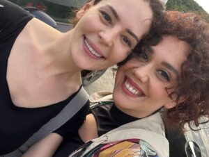 Begüm Çağla Taşkın Instagram - Düşündüm taşındım fotolara da bu yazıya da canım arkadaşım @cagrisensoy ‘la başlamaya karar verdim. Öncelikle böyle bi çocuk olduğun için annene mi teşekkür etmeliyim, böyle bi adam olduğun için sana mı bilmiyorum. Çook güzel adamsın yaşasın ki beni sana verdiler😁Seninle, böyle bi işte, alanınız olduğunca oynamak, doğaçlamak, kıllatmak benim için çok büyük şans ve acayip eğlenceliydi. Seviyorum seni çikom🤍Tabii bu noktada sahnelerimde sürekli goygoy arayışında olmama müsamaha gösteren yönetmenlerim @demarke ve @_ahmet_yilmazz hocama da çook teşekkür etmeliyim. Beni ne kadar rahatlattığınızı, kendime güvenimi arttırdığınızı bilemezsiniz. Ve tabii tiyatro mantığından çıkana kadar sabırla bana “fıstık Bala bu tarafta, annecim Osman şu tarafta” diye nereye bakmam gerektiğini yılmadan anlatan, resmen kamera önü oyunculuğunu öğreten abilerim @ersin_palabiyik ve @kubilinyo , cansınız🙏🏼 Tüm zorluklarına rağmen öyle güzel anılar, arkadaşlıklar, hatta dostlar getirdi ki bu iş bana anlatamam ama kalbimde taşırım sonsuza dek. Ömürlük çikolarım oldu🥹🥰Tek  tek yazmayayım fotolardan anlaşılır🤓🤍😘Kimler kimler oynadı bu dizide, bana da tanışmak, ve çalışmak nasip oldu çok şanslıyım. Yıllardır beraber çalışan bu kadar büyük bir ekibe çok sonradan dahil olup da bu kadar çabuk adapte olduysam bu kamera önü/arkası istisnasız herkesin tatlılığındandır. Bu kadar sıcakkanlı tatlı bir “başrol” olduğun için sana da çok teşekkür ederim @burakozcivit 😇. Tanışınca hayal kırıklığına uğratmayan ünlüler listemde top 3’tesin🫶🏻
Ve tabii @mehmetbozdag ve @aslizeyneppekerbozdag ; beni tercih ettiniz, çok güzel bir deneyim yaşamamı sağladınız, 3 yıl ekmeğinizi yedim, hakkınızı helal edin çok teşekkür ederim🙏🏼🌺
Bu öyle bir iş ki, sanırım bi gün tüm oyuncular Kuruluş Osman’da oynayacak😁Ve o gün yolu buraya düşen meslektaşlarıma şimdiden selam olsun, çok kıyak bi ekip sizi bekliyor🤟🤓 Herkesin yolu açık olsun seviyorum sizi🤍🍀