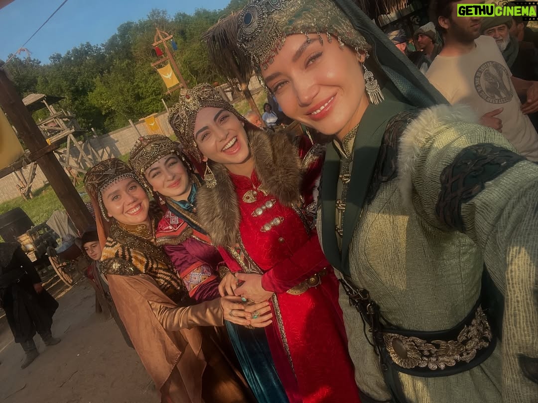 Begüm Çağla Taşkın - 64.6K Likes - Düşündüm taşındım fotolara da bu yazıya da canım arkadaşım @cagrisensoy ‘la başlamaya karar verdim. Öncelikle böyle bi çocuk olduğun için annene mi teşekkür etmeliyim, böyle bi adam olduğun için sana mı bilmiyorum. Çook güzel adamsın yaşasın ki beni sana verdiler😁Seninle, böyle bi işte, alanınız olduğunca oynamak, doğaçlamak, kıllatmak benim için çok büyük şans ve acayip eğlenceliydi. Seviyorum seni çikom🤍Tabii bu noktada sahnelerimde sürekli goygoy arayışında olmama müsamaha gösteren yönetmenlerim @demarke ve @_ahmet_yilmazz hocama da çook teşekkür etmeliyim. Beni ne kadar rahatlattığınızı, kendime güvenimi arttırdığınızı bilemezsiniz. Ve tabii tiyatro mantığından çıkana kadar sabırla bana “fıstık Bala bu tarafta, annecim Osman şu tarafta” diye nereye bakmam gerektiğini yılmadan anlatan, resmen kamera önü oyunculuğunu öğreten abilerim @ersin_palabiyik ve @kubilinyo , cansınız🙏🏼 Tüm zorluklarına rağmen öyle güzel anılar, arkadaşlıklar, hatta dostlar getirdi ki bu iş bana anlatamam ama kalbimde taşırım sonsuza dek. Ömürlük çikolarım oldu🥹🥰Tek  tek yazmayayım fotolardan anlaşılır🤓🤍😘Kimler kimler oynadı bu dizide, bana da tanışmak, ve çalışmak nasip oldu çok şanslıyım. Yıllardır beraber çalışan bu kadar büyük bir ekibe çok sonradan dahil olup da bu kadar çabuk adapte olduysam bu kamera önü/arkası istisnasız herkesin tatlılığındandır. Bu kadar sıcakkanlı tatlı bir “başrol” olduğun için sana da çok teşekkür ederim @burakozcivit 😇. Tanışınca hayal kırıklığına uğratmayan ünlüler listemde top 3’tesin🫶🏻
Ve tabii @mehmetbozdag ve @aslizeyneppekerbozdag ; beni tercih ettiniz, çok güzel bir deneyim yaşamamı sağladınız, 3 yıl ekmeğinizi yedim, hakkınızı helal edin çok teşekkür ederim🙏🏼🌺
Bu öyle bir iş ki, sanırım bi gün tüm oyuncular Kuruluş Osman’da oynayacak😁Ve o gün yolu buraya düşen meslektaşlarıma şimdiden selam olsun, çok kıyak bi ekip sizi bekliyor🤟🤓 Herkesin yolu açık olsun seviyorum sizi🤍🍀
