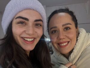 Begüm Çağla Taşkın Instagram - Düşündüm taşındım fotolara da bu yazıya da canım arkadaşım @cagrisensoy ‘la başlamaya karar verdim. Öncelikle böyle bi çocuk olduğun için annene mi teşekkür etmeliyim, böyle bi adam olduğun için sana mı bilmiyorum. Çook güzel adamsın yaşasın ki beni sana verdiler😁Seninle, böyle bi işte, alanınız olduğunca oynamak, doğaçlamak, kıllatmak benim için çok büyük şans ve acayip eğlenceliydi. Seviyorum seni çikom🤍Tabii bu noktada sahnelerimde sürekli goygoy arayışında olmama müsamaha gösteren yönetmenlerim @demarke ve @_ahmet_yilmazz hocama da çook teşekkür etmeliyim. Beni ne kadar rahatlattığınızı, kendime güvenimi arttırdığınızı bilemezsiniz. Ve tabii tiyatro mantığından çıkana kadar sabırla bana “fıstık Bala bu tarafta, annecim Osman şu tarafta” diye nereye bakmam gerektiğini yılmadan anlatan, resmen kamera önü oyunculuğunu öğreten abilerim @ersin_palabiyik ve @kubilinyo , cansınız🙏🏼 Tüm zorluklarına rağmen öyle güzel anılar, arkadaşlıklar, hatta dostlar getirdi ki bu iş bana anlatamam ama kalbimde taşırım sonsuza dek. Ömürlük çikolarım oldu🥹🥰Tek  tek yazmayayım fotolardan anlaşılır🤓🤍😘Kimler kimler oynadı bu dizide, bana da tanışmak, ve çalışmak nasip oldu çok şanslıyım. Yıllardır beraber çalışan bu kadar büyük bir ekibe çok sonradan dahil olup da bu kadar çabuk adapte olduysam bu kamera önü/arkası istisnasız herkesin tatlılığındandır. Bu kadar sıcakkanlı tatlı bir “başrol” olduğun için sana da çok teşekkür ederim @burakozcivit 😇. Tanışınca hayal kırıklığına uğratmayan ünlüler listemde top 3’tesin🫶🏻
Ve tabii @mehmetbozdag ve @aslizeyneppekerbozdag ; beni tercih ettiniz, çok güzel bir deneyim yaşamamı sağladınız, 3 yıl ekmeğinizi yedim, hakkınızı helal edin çok teşekkür ederim🙏🏼🌺
Bu öyle bir iş ki, sanırım bi gün tüm oyuncular Kuruluş Osman’da oynayacak😁Ve o gün yolu buraya düşen meslektaşlarıma şimdiden selam olsun, çok kıyak bi ekip sizi bekliyor🤟🤓 Herkesin yolu açık olsun seviyorum sizi🤍🍀