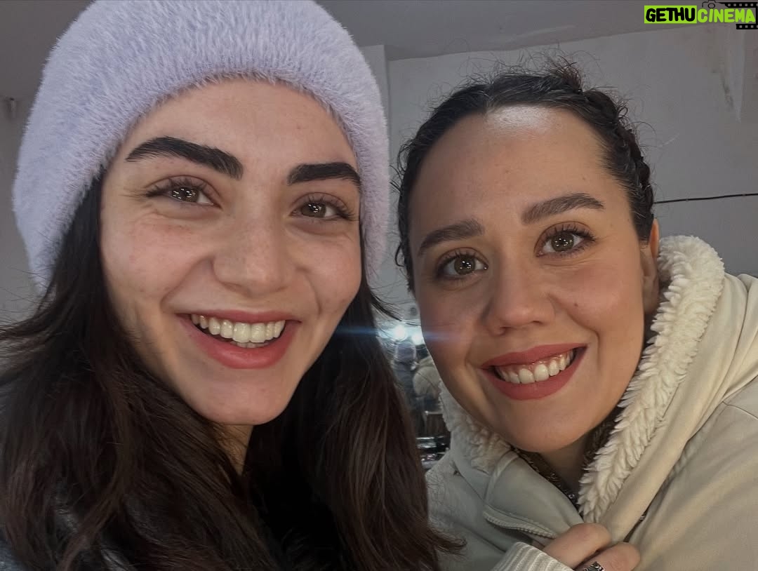 Begüm Çağla Taşkın - 64.6K Likes - Düşündüm taşındım fotolara da bu yazıya da canım arkadaşım @cagrisensoy ‘la başlamaya karar verdim. Öncelikle böyle bi çocuk olduğun için annene mi teşekkür etmeliyim, böyle bi adam olduğun için sana mı bilmiyorum. Çook güzel adamsın yaşasın ki beni sana verdiler😁Seninle, böyle bi işte, alanınız olduğunca oynamak, doğaçlamak, kıllatmak benim için çok büyük şans ve acayip eğlenceliydi. Seviyorum seni çikom🤍Tabii bu noktada sahnelerimde sürekli goygoy arayışında olmama müsamaha gösteren yönetmenlerim @demarke ve @_ahmet_yilmazz hocama da çook teşekkür etmeliyim. Beni ne kadar rahatlattığınızı, kendime güvenimi arttırdığınızı bilemezsiniz. Ve tabii tiyatro mantığından çıkana kadar sabırla bana “fıstık Bala bu tarafta, annecim Osman şu tarafta” diye nereye bakmam gerektiğini yılmadan anlatan, resmen kamera önü oyunculuğunu öğreten abilerim @ersin_palabiyik ve @kubilinyo , cansınız🙏🏼 Tüm zorluklarına rağmen öyle güzel anılar, arkadaşlıklar, hatta dostlar getirdi ki bu iş bana anlatamam ama kalbimde taşırım sonsuza dek. Ömürlük çikolarım oldu🥹🥰Tek  tek yazmayayım fotolardan anlaşılır🤓🤍😘Kimler kimler oynadı bu dizide, bana da tanışmak, ve çalışmak nasip oldu çok şanslıyım. Yıllardır beraber çalışan bu kadar büyük bir ekibe çok sonradan dahil olup da bu kadar çabuk adapte olduysam bu kamera önü/arkası istisnasız herkesin tatlılığındandır. Bu kadar sıcakkanlı tatlı bir “başrol” olduğun için sana da çok teşekkür ederim @burakozcivit 😇. Tanışınca hayal kırıklığına uğratmayan ünlüler listemde top 3’tesin🫶🏻
Ve tabii @mehmetbozdag ve @aslizeyneppekerbozdag ; beni tercih ettiniz, çok güzel bir deneyim yaşamamı sağladınız, 3 yıl ekmeğinizi yedim, hakkınızı helal edin çok teşekkür ederim🙏🏼🌺
Bu öyle bir iş ki, sanırım bi gün tüm oyuncular Kuruluş Osman’da oynayacak😁Ve o gün yolu buraya düşen meslektaşlarıma şimdiden selam olsun, çok kıyak bi ekip sizi bekliyor🤟🤓 Herkesin yolu açık olsun seviyorum sizi🤍🍀