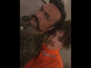 Begüm Çağla Taşkın Instagram - Düşündüm taşındım fotolara da bu yazıya da canım arkadaşım @cagrisensoy ‘la başlamaya karar verdim. Öncelikle böyle bi çocuk olduğun için annene mi teşekkür etmeliyim, böyle bi adam olduğun için sana mı bilmiyorum. Çook güzel adamsın yaşasın ki beni sana verdiler😁Seninle, böyle bi işte, alanınız olduğunca oynamak, doğaçlamak, kıllatmak benim için çok büyük şans ve acayip eğlenceliydi. Seviyorum seni çikom🤍Tabii bu noktada sahnelerimde sürekli goygoy arayışında olmama müsamaha gösteren yönetmenlerim @demarke ve @_ahmet_yilmazz hocama da çook teşekkür etmeliyim. Beni ne kadar rahatlattığınızı, kendime güvenimi arttırdığınızı bilemezsiniz. Ve tabii tiyatro mantığından çıkana kadar sabırla bana “fıstık Bala bu tarafta, annecim Osman şu tarafta” diye nereye bakmam gerektiğini yılmadan anlatan, resmen kamera önü oyunculuğunu öğreten abilerim @ersin_palabiyik ve @kubilinyo , cansınız🙏🏼 Tüm zorluklarına rağmen öyle güzel anılar, arkadaşlıklar, hatta dostlar getirdi ki bu iş bana anlatamam ama kalbimde taşırım sonsuza dek. Ömürlük çikolarım oldu🥹🥰Tek  tek yazmayayım fotolardan anlaşılır🤓🤍😘Kimler kimler oynadı bu dizide, bana da tanışmak, ve çalışmak nasip oldu çok şanslıyım. Yıllardır beraber çalışan bu kadar büyük bir ekibe çok sonradan dahil olup da bu kadar çabuk adapte olduysam bu kamera önü/arkası istisnasız herkesin tatlılığındandır. Bu kadar sıcakkanlı tatlı bir “başrol” olduğun için sana da çok teşekkür ederim @burakozcivit 😇. Tanışınca hayal kırıklığına uğratmayan ünlüler listemde top 3’tesin🫶🏻
Ve tabii @mehmetbozdag ve @aslizeyneppekerbozdag ; beni tercih ettiniz, çok güzel bir deneyim yaşamamı sağladınız, 3 yıl ekmeğinizi yedim, hakkınızı helal edin çok teşekkür ederim🙏🏼🌺
Bu öyle bir iş ki, sanırım bi gün tüm oyuncular Kuruluş Osman’da oynayacak😁Ve o gün yolu buraya düşen meslektaşlarıma şimdiden selam olsun, çok kıyak bi ekip sizi bekliyor🤟🤓 Herkesin yolu açık olsun seviyorum sizi🤍🍀